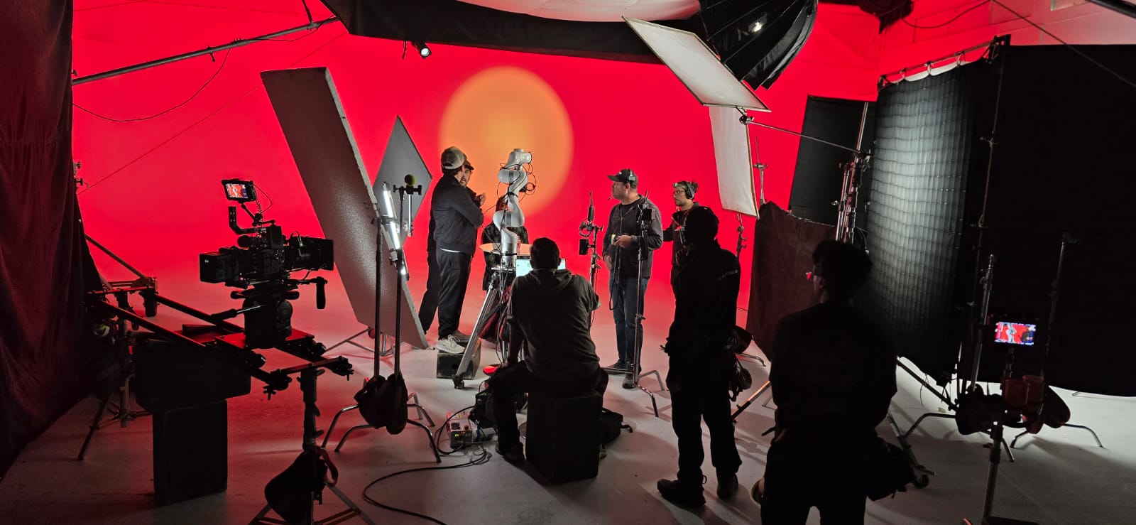 Equipo de cámara y luces en un set