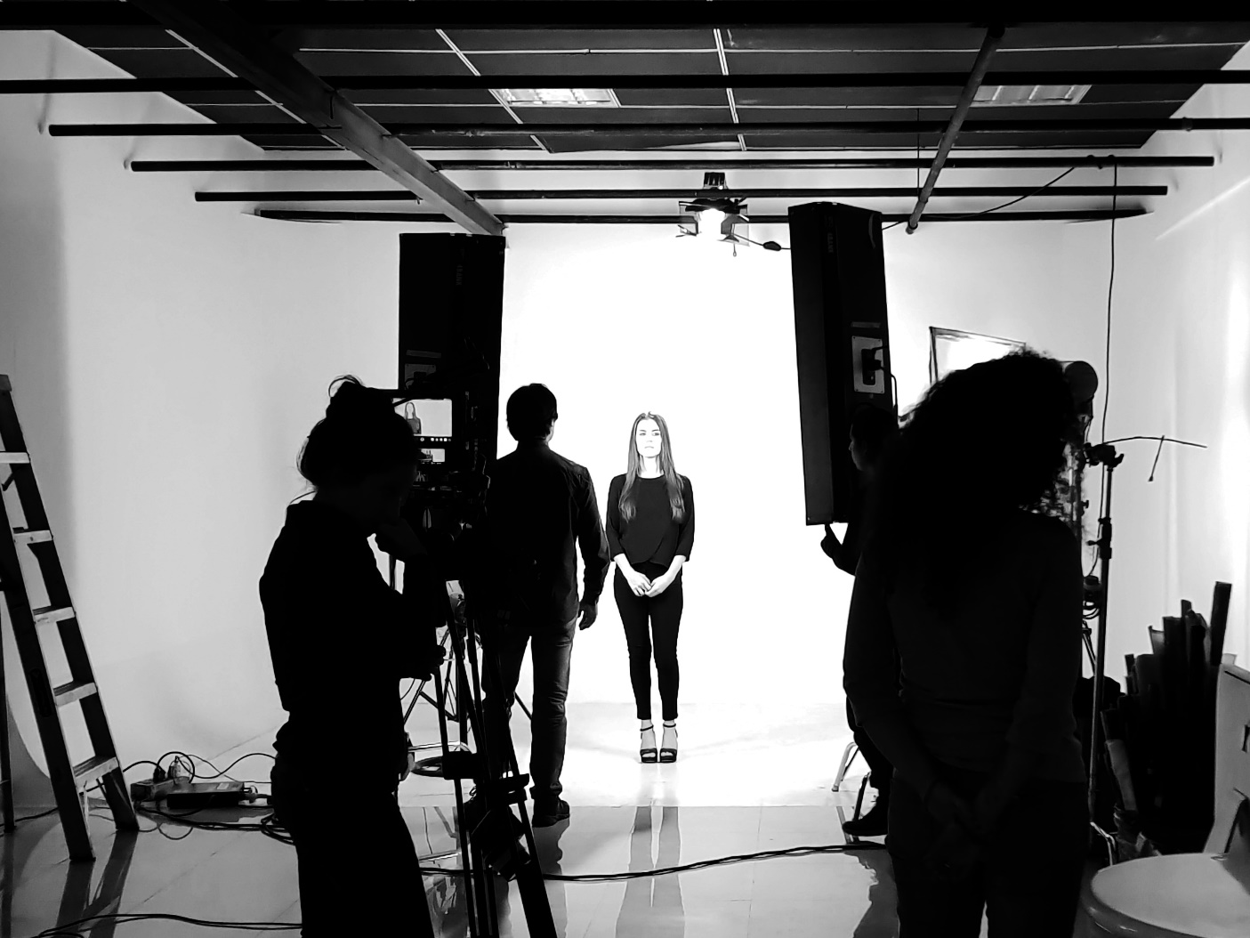 Equipo trabajando en un set de iluminación